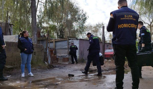 Policía trabaja en el cuádruple homicidio en Barrio Maracana