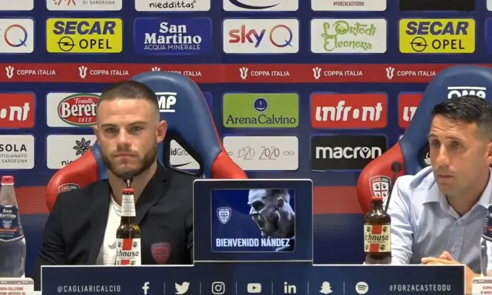 La presentación de Nahitan Nández en Cagliari