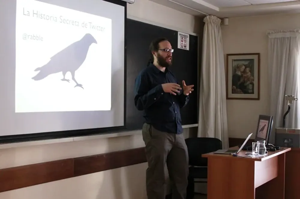 Evan Henshaw-Plath durante su charla sobre Twitter en la Universidad de Montevideo