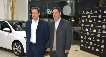 Merchant junto al director de Marketing de Peugeot en Uruguay, José Luis Donagaray