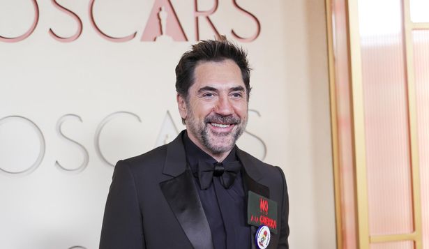 El español Javier Bardem lleva a los Oscar el lema No a la guerra de Pedro Sánchez y un pin pro Palestina