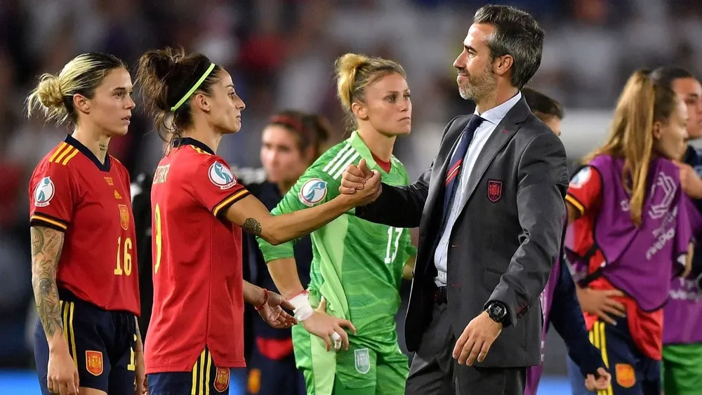 Jugadoras de la selección española y el entrenador