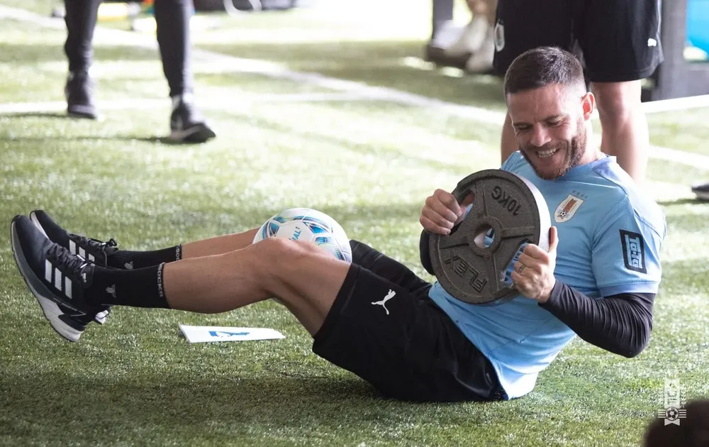 Tareas pesadas tendrá Uruguay en esta doble fecha de noviembre, y Tabárez debe resolver si mantiene a Nandez en el lateral derecho o lo utiliza como volante