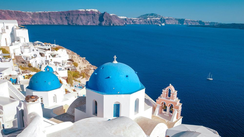 En Grecia, se hacen recargos de hasta US$24 por persona en islas populares como Mykonos y Santorini durante los periodos de mayor afluencia.