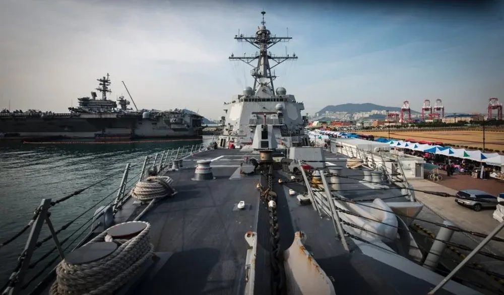 El destructor de misiles Wayne E. Meyer con el Carl Vinson, detrás, en la bahía de Busan, Corea del Sur, el pasado 17 de marzo.