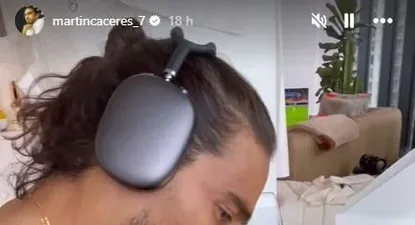 Martín Cáceres con la maquina de coser