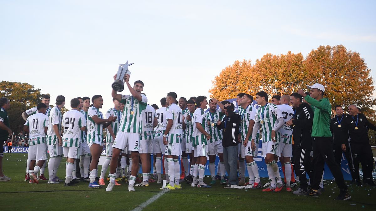 Racing celebra su primer título en Primera tras empatar con City Torque en un partido de dos expulsiones — image 1