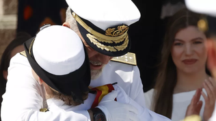 Felipe VI se emociona hasta las lágrimas al entregarle a la Princesa Leonor la Gran Cruz del Mérito Naval