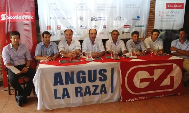 Directivos de la Sociedad de Criadores de Angus del Uruguay con integrantes del escritorio y del banco