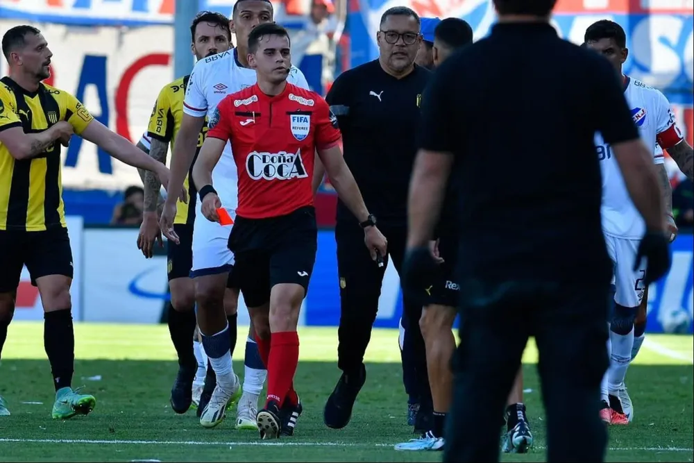 De Armas en su momento más crítico en el clásico, luego de los incidentes a los 31 minutos