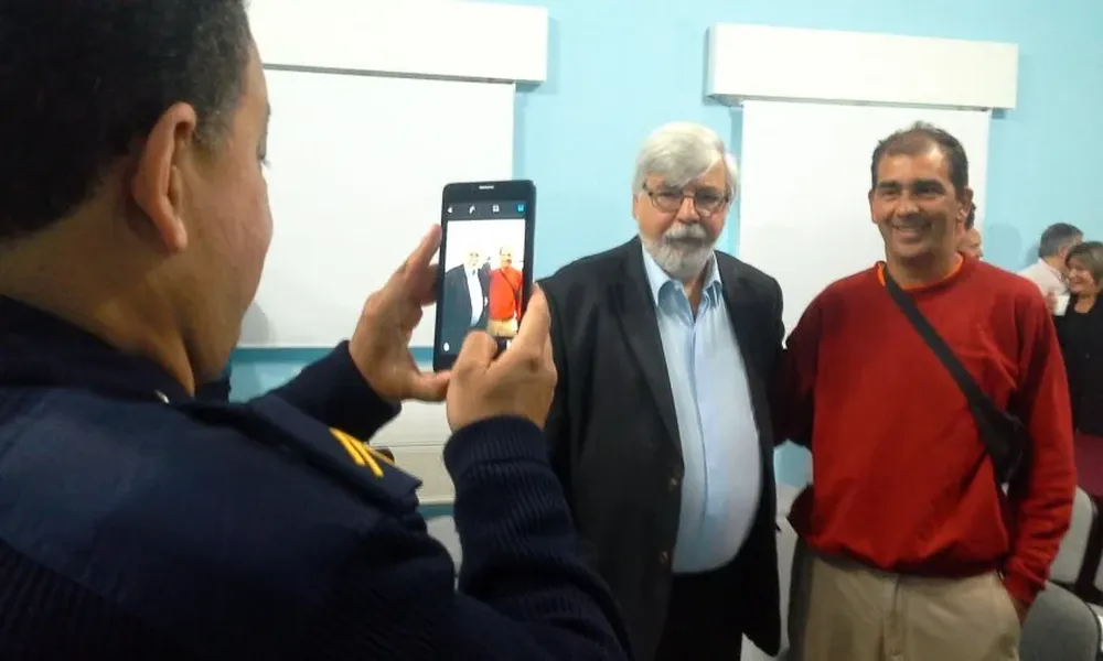 El ministro Eduardo Bonomi junto al exrecluso Favio Montes de Oca