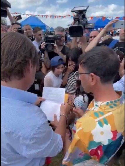 Lacalle Pou recibiendo el reclamo del vecino en Ciudad del Plata