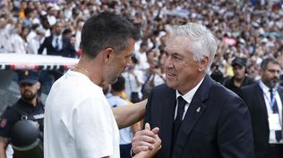 El entrenador del Real Madrid, Carlo Ancelotti, saluda al entrenador del Real Valladolid, Paulo Pezzolano