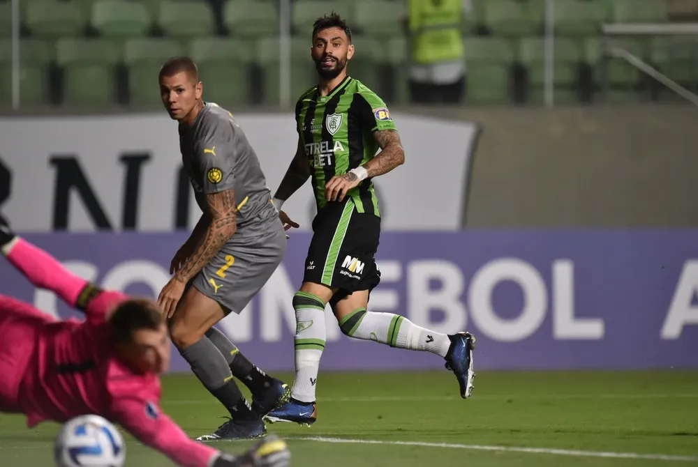 Léo Coelho y Thiago Cardozo ven cómo pasa la pelota en el golazo de Mastriani