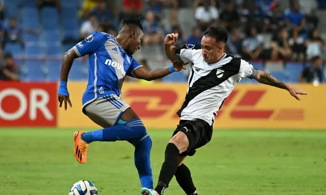 Bryan Carabalí esconde la pelota ante Franco González