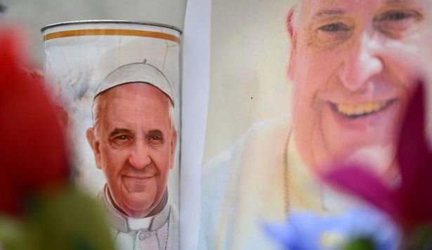 Los fieles acuden cada día a las puertas del hospital Gemelli de Roma, donde dejan flores, velas y recuerdos para desearle una pronta recuperación al papa Francisco.