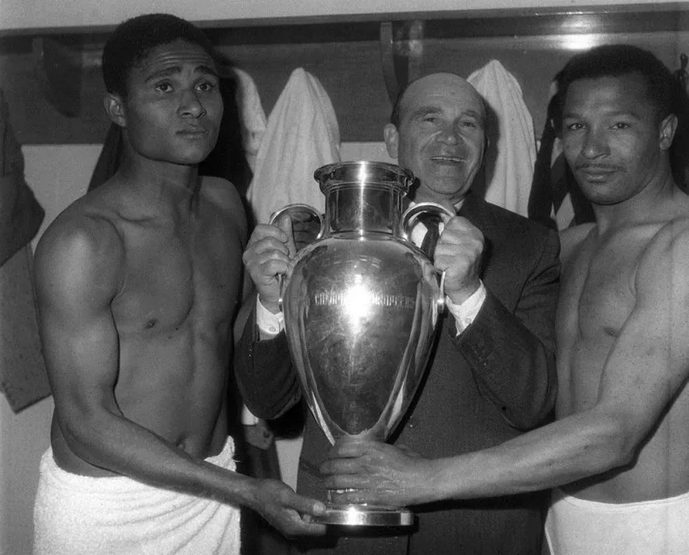Eusebio, Bela Guttmann y Mário Coluna de Benfica y la Copa de Campeones de Europa