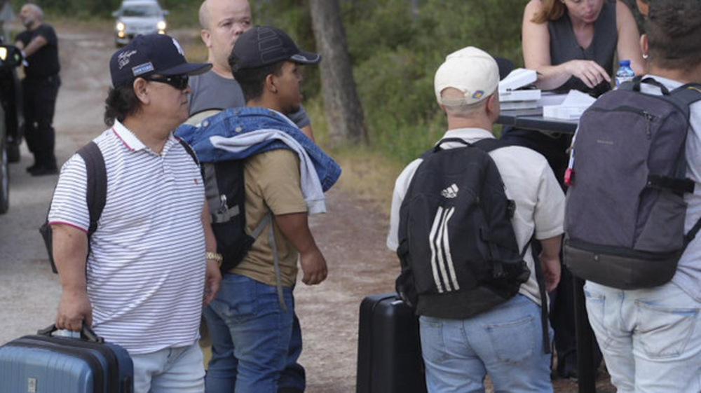 El grupo de artistas con enanismo ingresando a la fiesta de cumpleaños de Lamine Yamal.