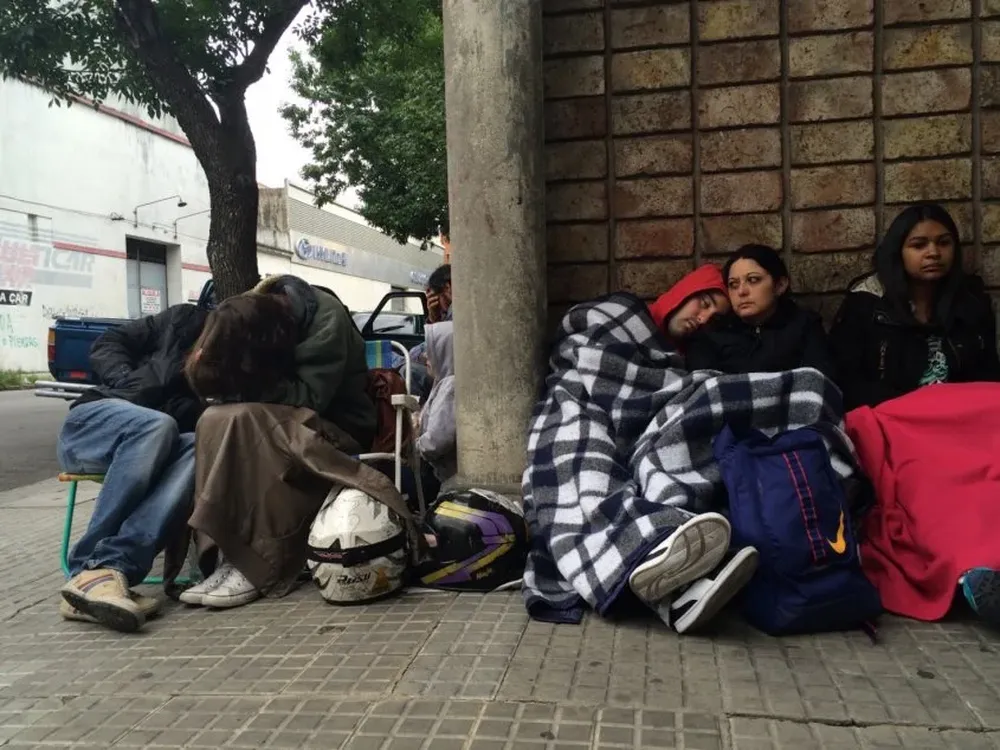 Colas de espera por varias cuadras durante el periodo de preinscripciones a la UTU provisional, en diciembre de 2015.