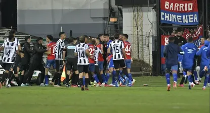 Jugadores y suplentes de Nacional en el tumulto con los futbolistas de Wanderers