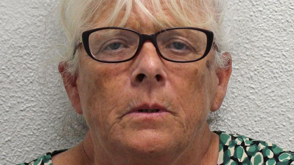 Deborah Mason se hacía llamar Gánster Debbs. Su hija, Demi Bright, tenía el número de su madre guardado en su teléfono como "Abeja Reina".