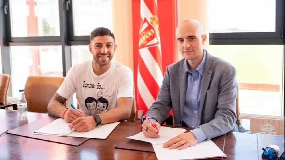 Zarfino puso la firma en el Sporting Gijón