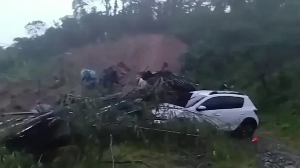 En las imágenes, divulgadas en las redes sociales, se puede apreciar a los automóviles destruidos en medio del lodo.