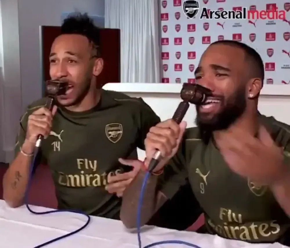 El gabonés Pierre Emerick Aubameyang y el francés Alexandre Lacazette relatando el gol de Torreira