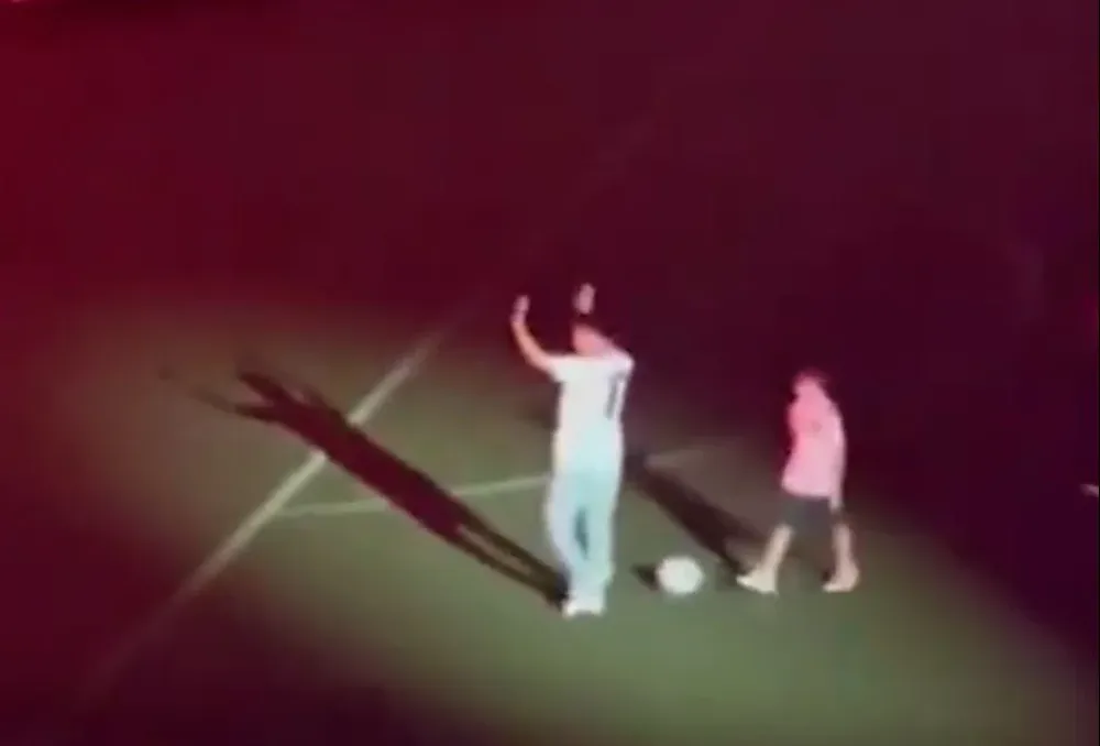 El caño de Thiago a Leo