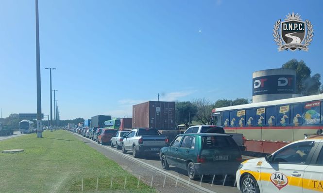Importantes demoras en el tránsito en el Puerto de Montevideo por movilización sindical
