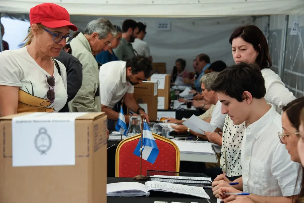 Votantes en Montevideo.
