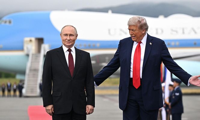 Donald Trump recibe a Vladimir Putin en Alaska con una alfombra roja y un cálido apretón de manos.