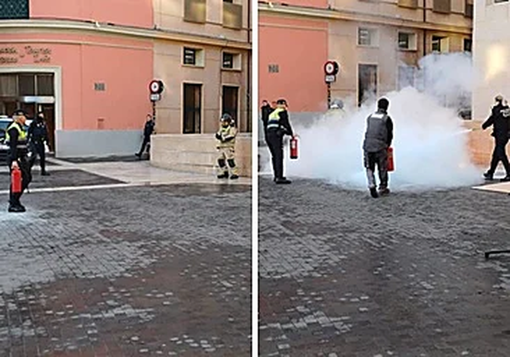 Los bomberos rescatan a su compañero que ontentaba prenderse fuego. (La Voz de Murcia)