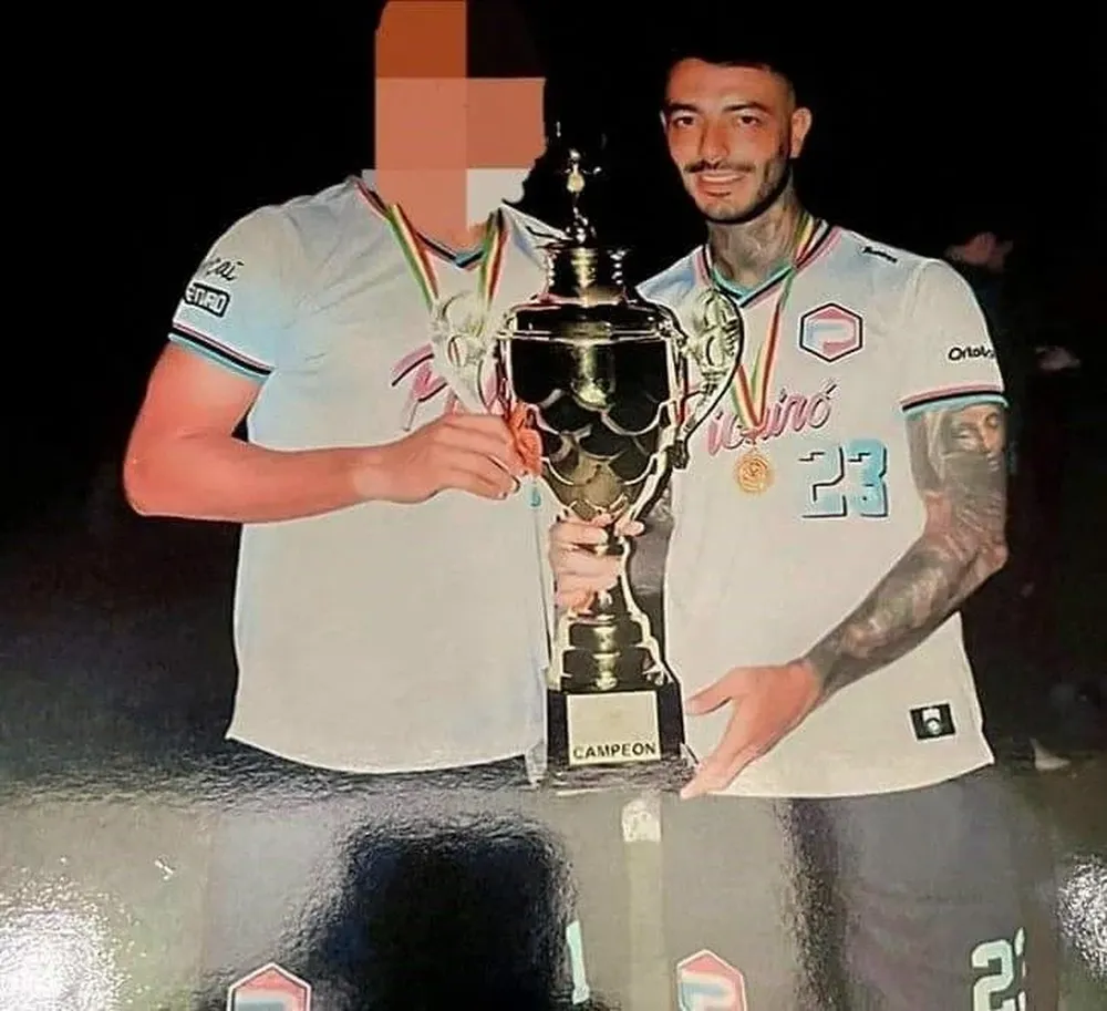 Sebastián Marset con un trofeo de fútbol en Bolivia