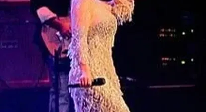 Refugiada en Estambul, la estrella pop afgana Aryana Saeed salió de Kabul disfrazada, con miedo de ser reconocida por los extremistas que la amenazan desde hace tiempo