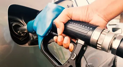 El petróleo se desploma y pone en duda el aumento de combustibles