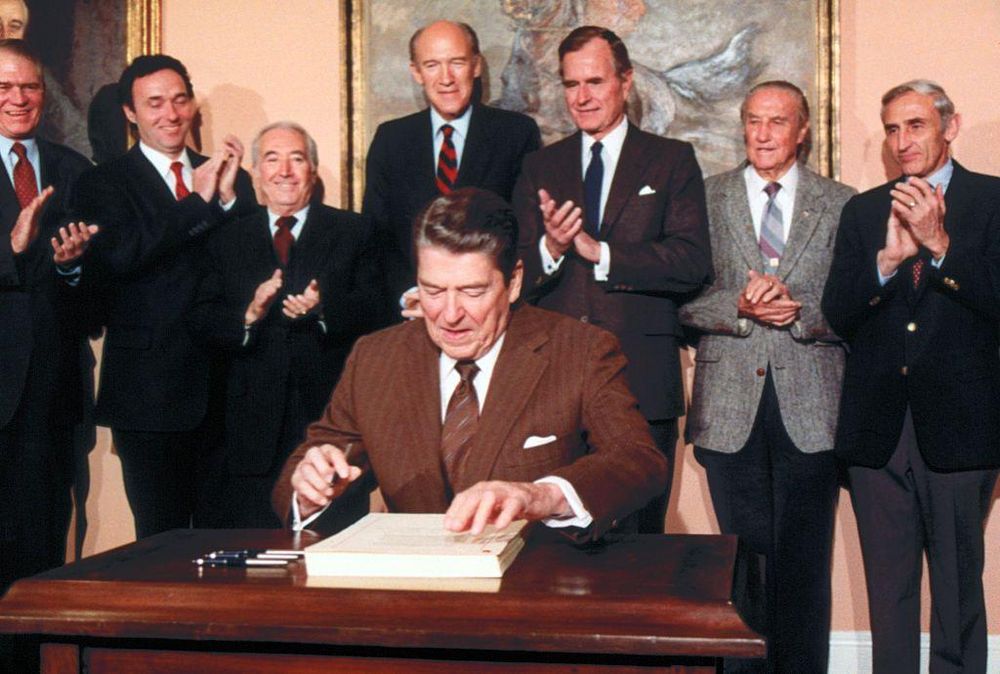Reagan firmó en 1986 la última amnistía que se ha aprobado en EE.UU. para los migrantes indocumentados.