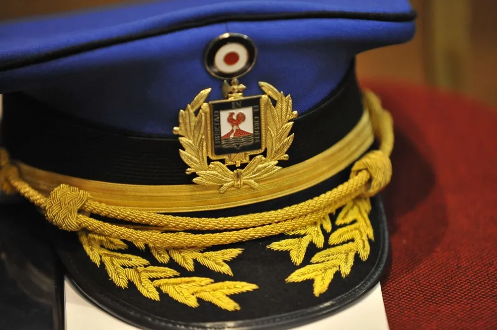 Ya neutralizado, unetenido recibió una patada en la cabeza por parte de un oficial