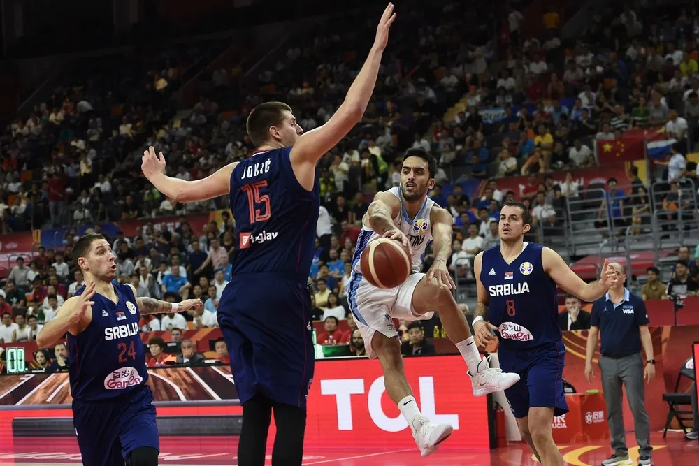 Facundo Campazzo ante la marca de Nikola Jokic