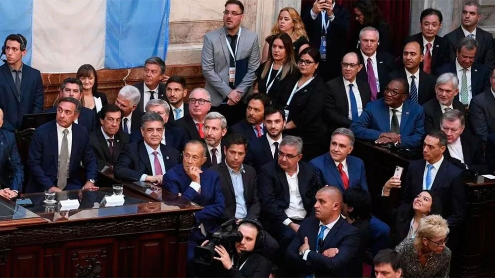 Gobernadores en el Congreso escuchando el discurso del presidente, el pasado 1° de marzo