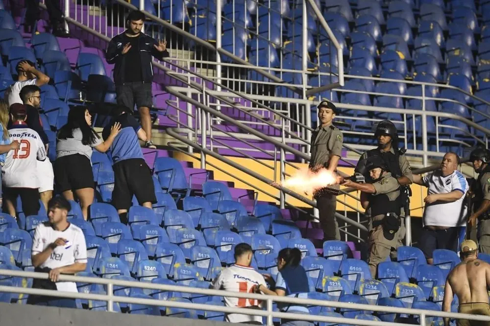 Un policía dispara contra los hinchas de Nacional