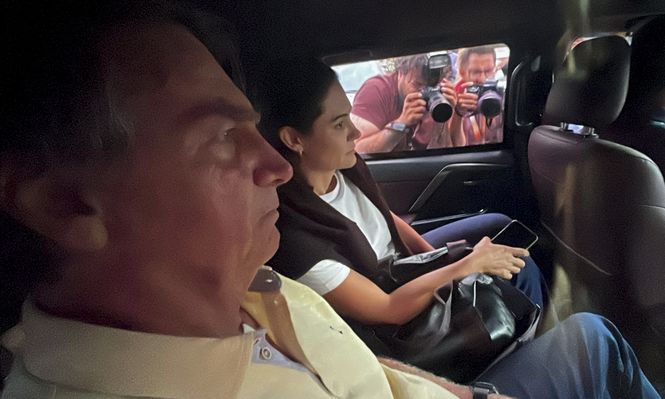 Jair Bolsonaro acompañado de su esposa Michele sale de hospital en Brasilia