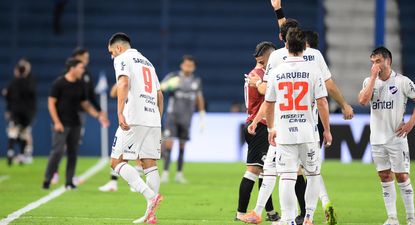 Leandro Lasso expulsa a Maximiliano Gómez