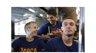 Luis le ofrece un mate a Iniesta