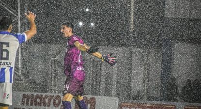 Gino Santilli celebra su gol de arco a arco