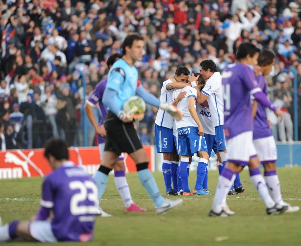 Los jugadores tricolores se abrazan tras el pitazo final