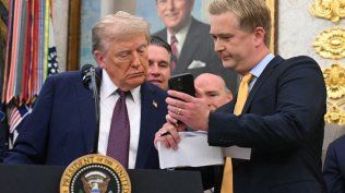 Un periodista le muestra a Donald Trump un tuit en el que se habla de sus supuestos problemas de salud