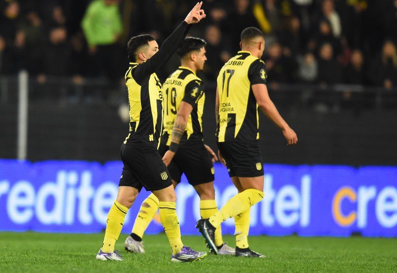 Leonardo Fernández celebra su gol
