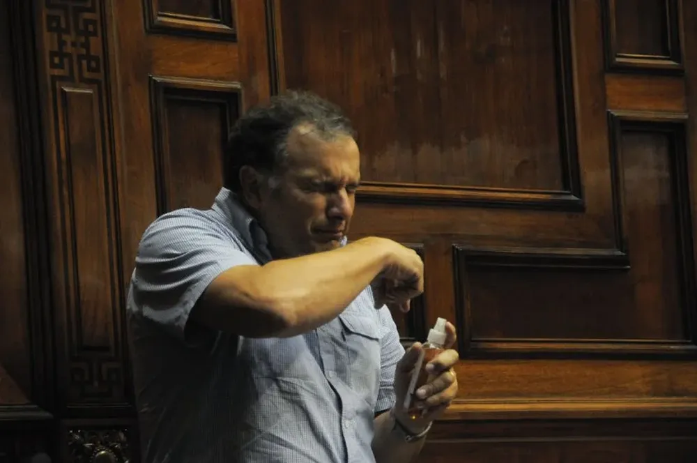 El intendente increpó al diputado en la inauguración de una electrificación rural en Laguna de Rocha.