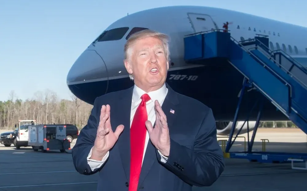 Trump habla frente a un Boeing 787-10 Dreamliner en North Charleston, Carolina del Sur.